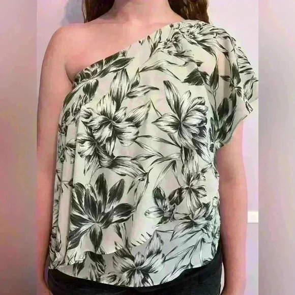 Banana Republic off the‎ shoulder top - Picture 1 of 4
